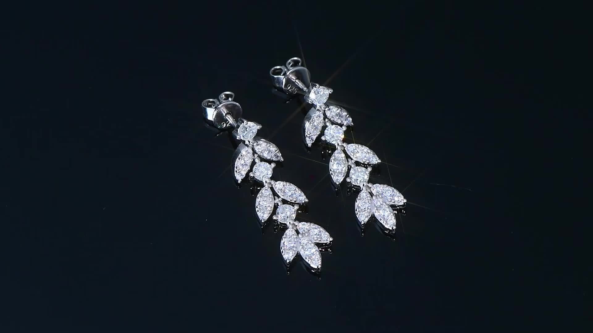 Para kolczyków z moissanitem wykonanych ze srebra 925, motyw liści